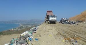 Το τροχοφόρο αδειάζει σκουπίδια στον απαγορευμένο ΧΥΤΑ